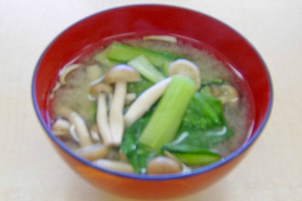 小松菜としめじのみそ汁のレシピ 美浦村公式ホームページ